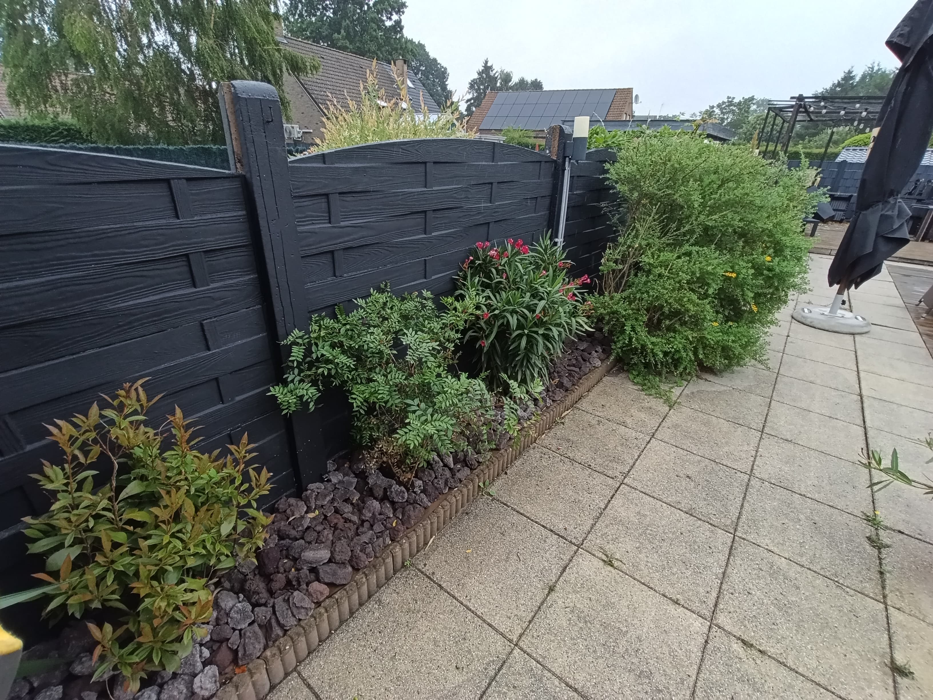 Parterre nettoyé et replanté avec pierres de lave