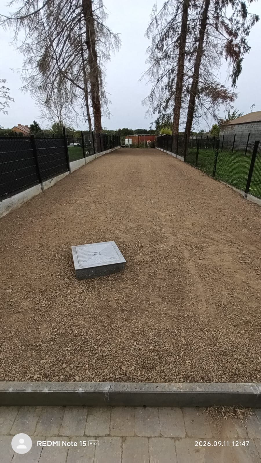Terrain nivelé et affiné, prêt pour le semis de la pelouse