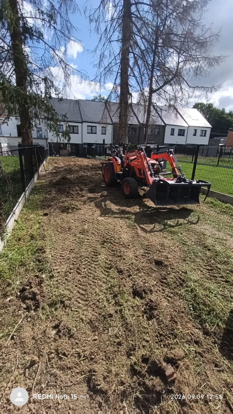 Travail du sol au tracteur après démontage des sapins